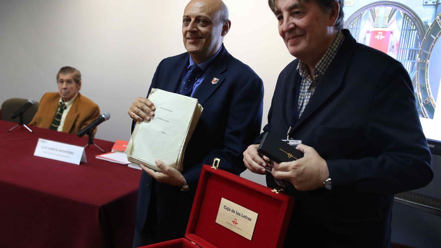 Bryce entrega el manuscrito de 'Un mundo para Julius' como legado al Instituto Cervantes