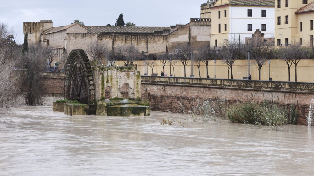 El río Guadalquivir aumenta su caudal a su paso por Córdoba