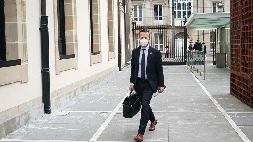 El consejero de Educación, Jokin Bildarratz, en el Parlamento Vasco