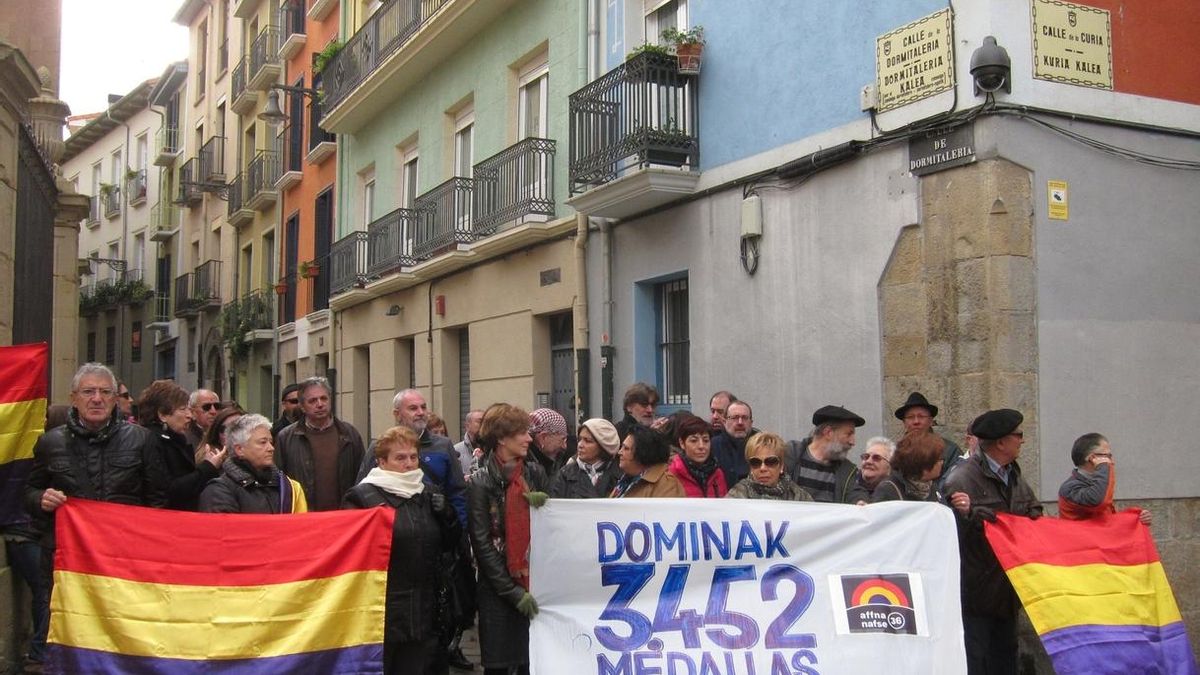 Familiares de fusilados y Autobús de la Memoria se concentran contra la concesión de la Medalla a Huarte y Urmeneta
