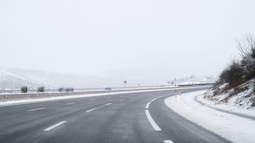Por qué se echa sal en las carreteras en invierno (y cómo funciona)