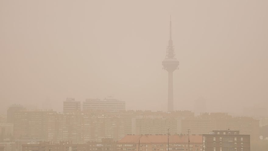 El calor y la contaminación vuelven al polen más agresivo y provocan un repunte de alergias en verano