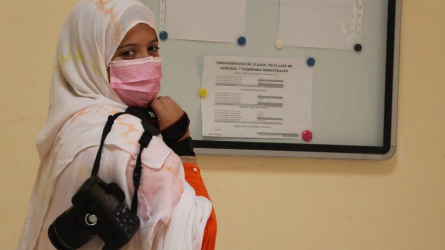 Tekber Taleb, refugiada saharaui y periodista del campamento de Smara.