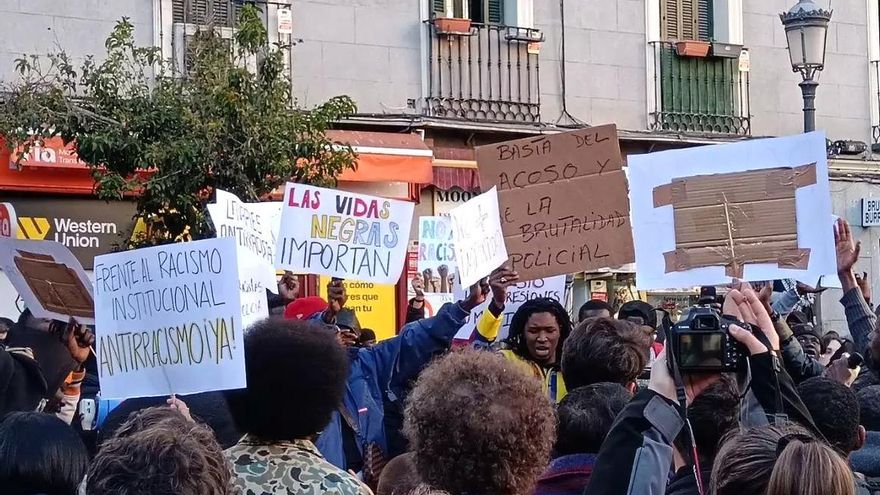 Las redadas 'trumpistas' en Lavapiés que indignan al barrio: "A su padre lo pararon por ser negro"