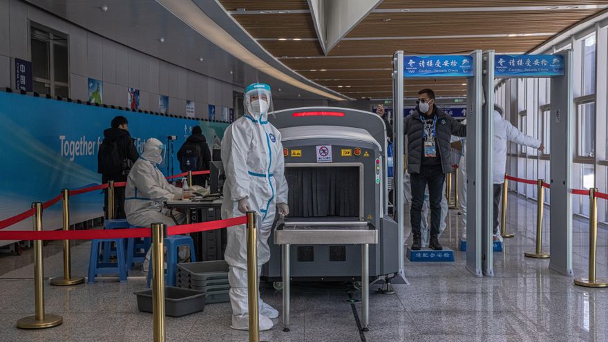Personal con equipo protector comprueba a los pasajeros en una estación de tren después de su llegada en un tren olímpico especial a Zhangjiakou, dentro de la "burbuja olímpica" COVID-19 en China, el 29 de enero de 2022. EFE/EPA/ROMAN PILIPEY