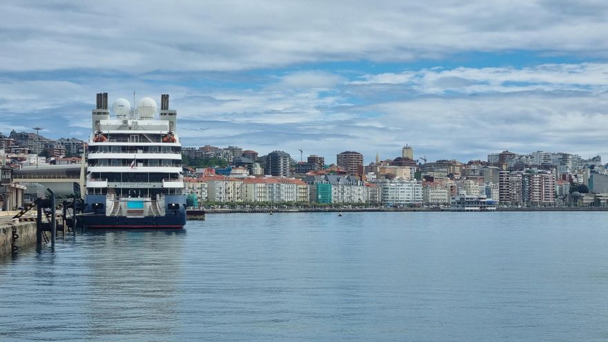 Archivo - Un crucero en el Puerto de Santander