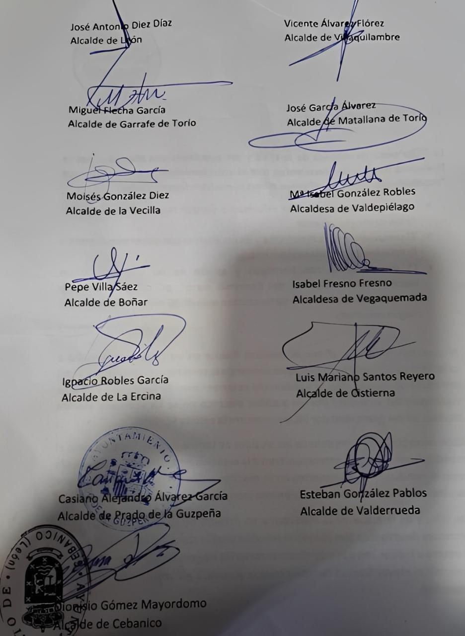 Firma de los 13 alcaldes de municipios del trazado Feve contra la solución del Gobierno de integración sin tren.