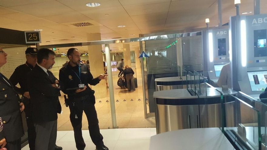 Cosidó visita el aeropuerto del Prat para conocer de primera mano los avances en implantación de fronteras inteligentes