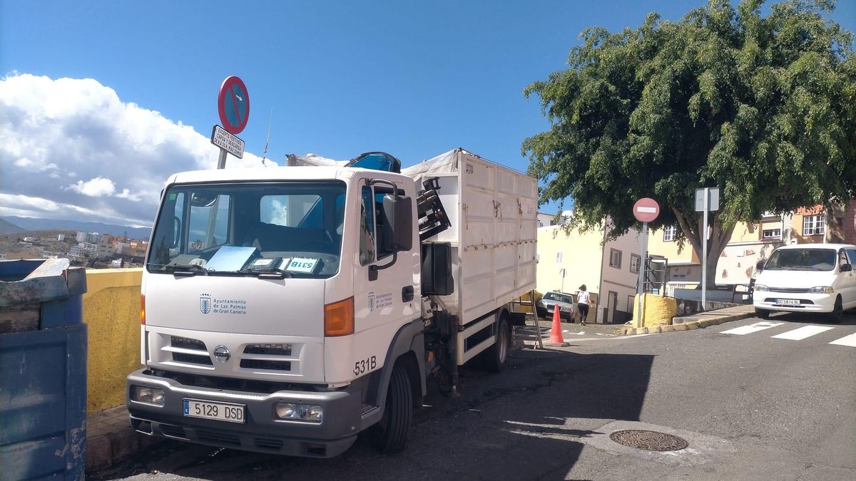 Camión encargado de la recogida de trastos en Las Palmas de Gran Canaria.