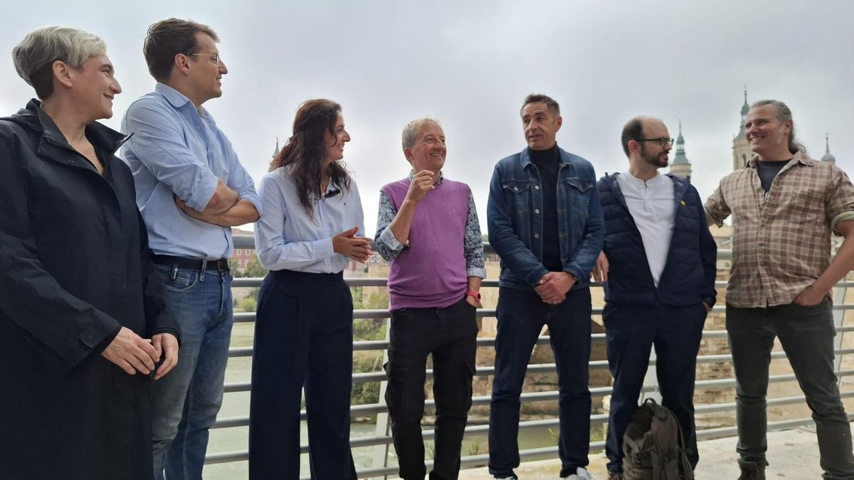 Ada Colau, Emilio Delgado, Jorge Pueyo y Marta Abengochea, entre otros, este viernes en el Balcón de San Lázaro, en Zaragoza.