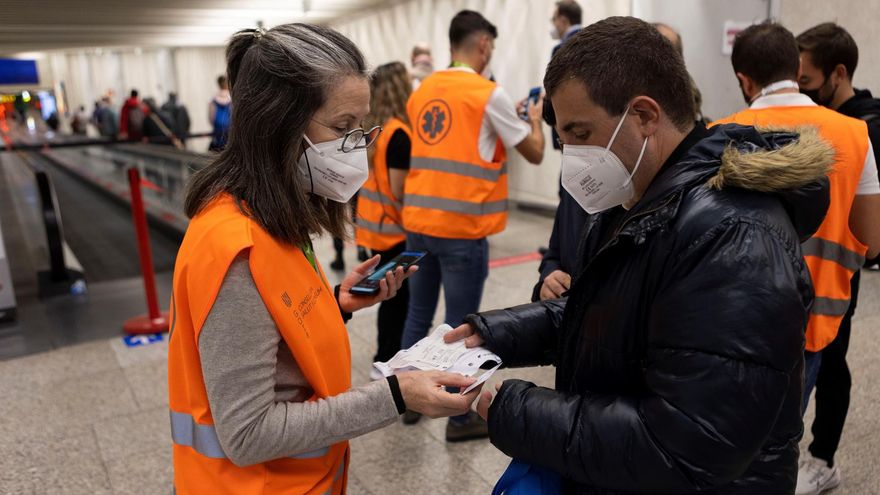 Equipos de control sanitario en el aeropuerto de La Palma, en una imagen de archivo.