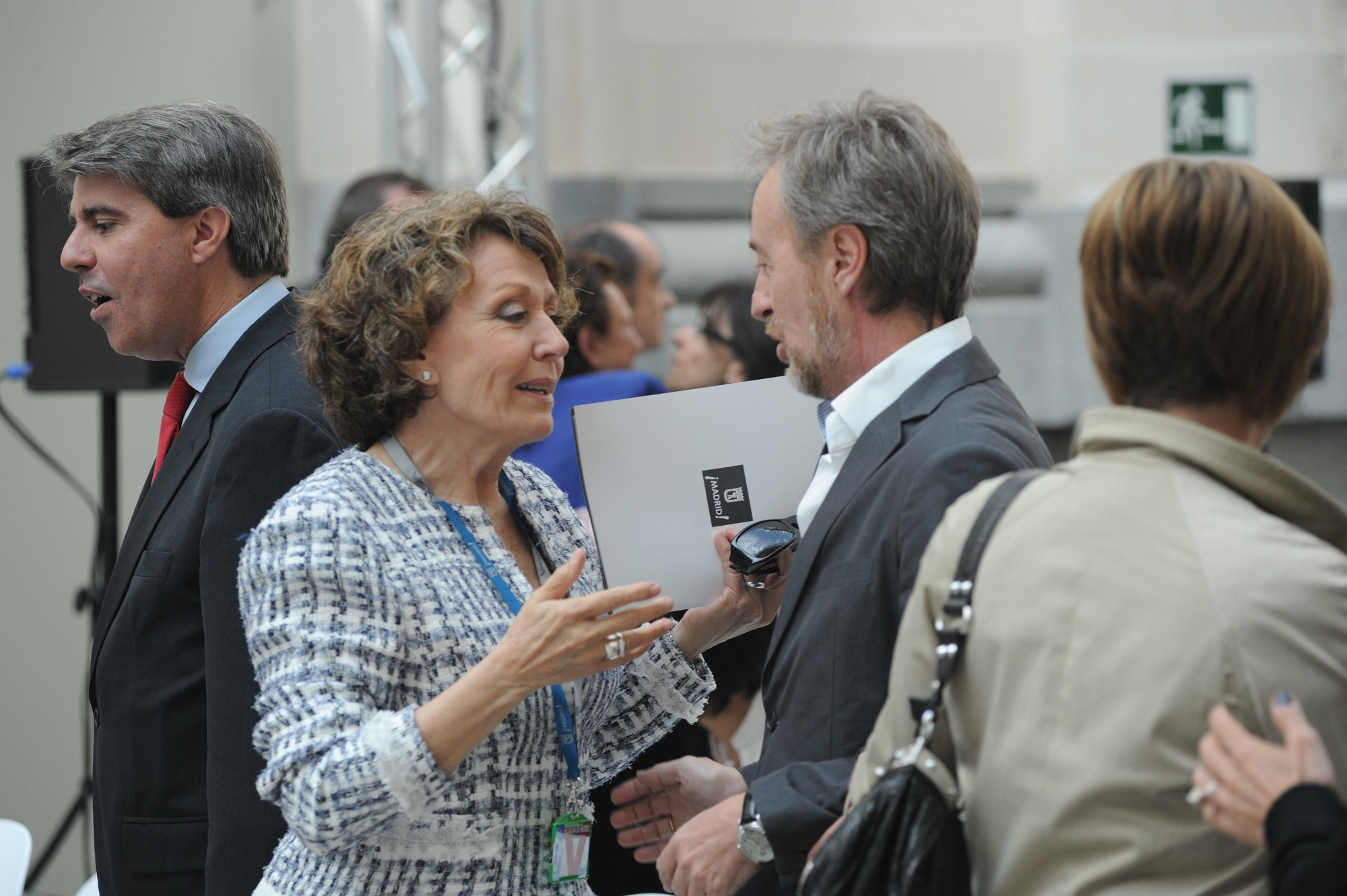 La periodista Rosa María Mateo y el actor Carlos Hipolito durante la entrega de premios Villa de Madrid (25 de abril 2011)