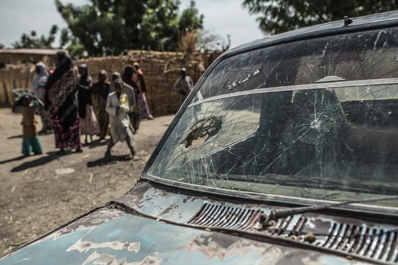 Jakana es una comunidad que sufrió los ataques de Boko Haram, pero hoy es el refugio de miles de personas desplazadas de sus pueblos y que aquí buscaron refugio. Oxfam Intermón ha construido dos pozos para el suministro de agua y promovido un comité de higiene comunitaria para la construcción de letrinas y distribución de kits.