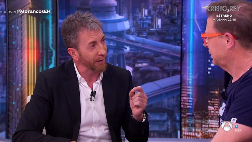 Pablo Motos desvela por qué nunca lleva pinganillo en 'El Hormiguero': "Me lo puse el primer día, hace 18 años, y lo tiré"