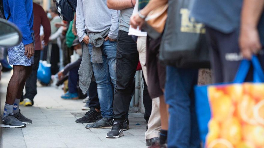 El Ayuntamiento dejará sin cenas a 200 personas necesitadas al prohibir a una asociación de Lavapiés repartir comida cocinada