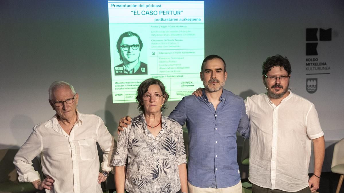 El hermano y la pareja de 'Pertur' Álvaro Moreno Bergareche y Lourdes Auzmendi, Gaizka Fernández Soldevilla, y el director de cine Alberto García Roure, esta semana en la presentación de un pódcast