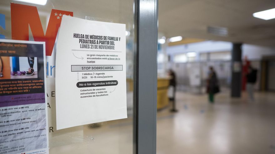 Cartel sobre la huelga de médicos de familia y pediatras de Madrid, en el centro de salud de Lavapiés.