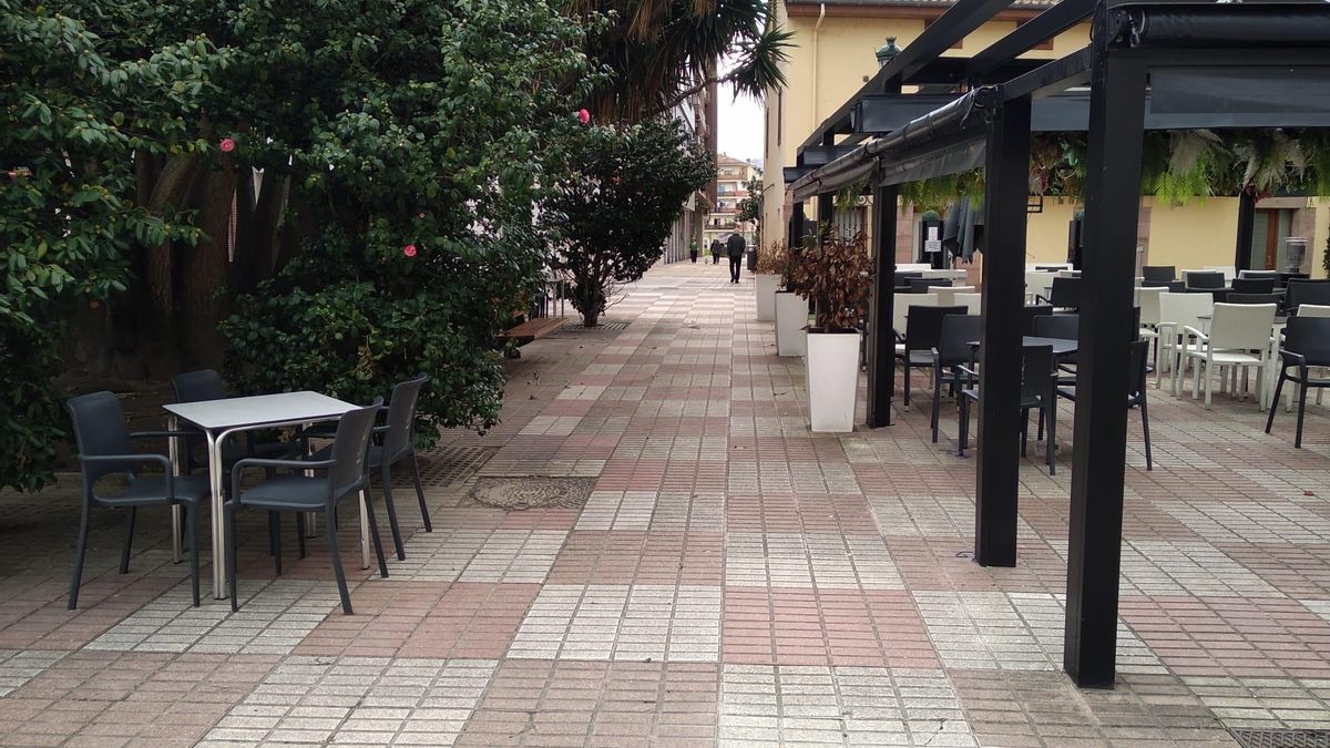 Terraza de un bar en una calle de Torrelavega.