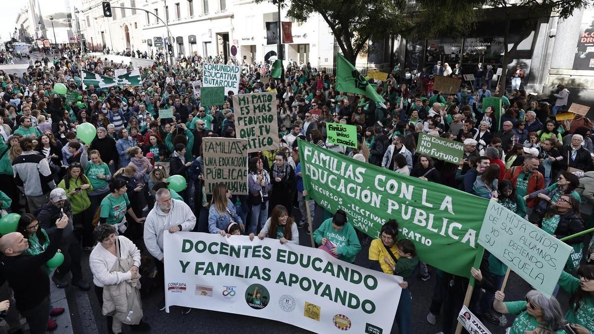 Cientos de familias protestan frente a la Consejería de Educación de Madrid en apoyo a la huelga: "Nuestros hijos, nuestra lucha"