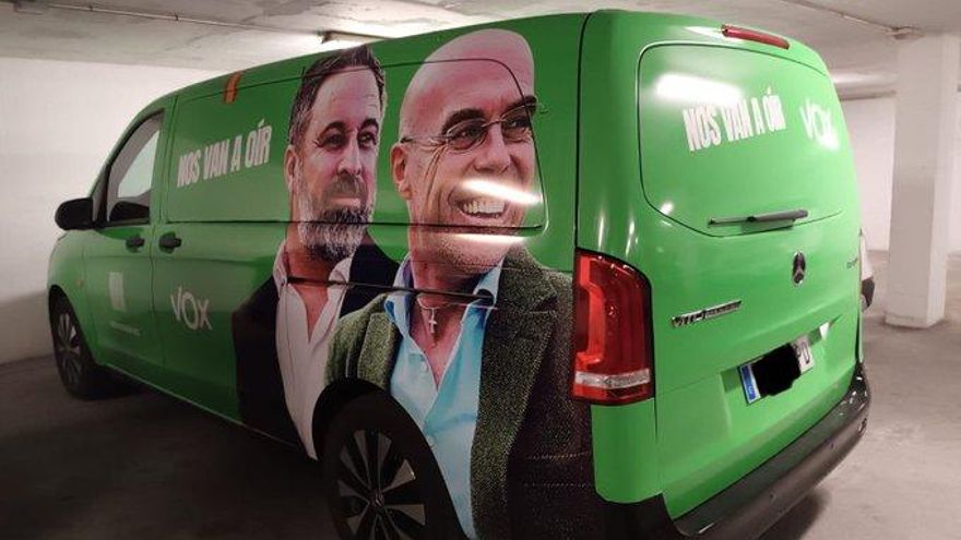 Vox utiliza el garaje del Ayuntamiento de Talavera, donde gobierna, para aparcar su coche electoral