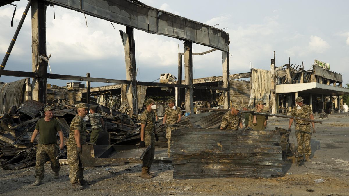 Militares recogen escombros de un centro comercial que ayer fue atacado con misiles rusos y donde, hasta ahora, se han contabilizado al menos 20 muertos y 21 desaparecidos, en Kremenchuk (Ucrania). EFE/ Orlando Barría