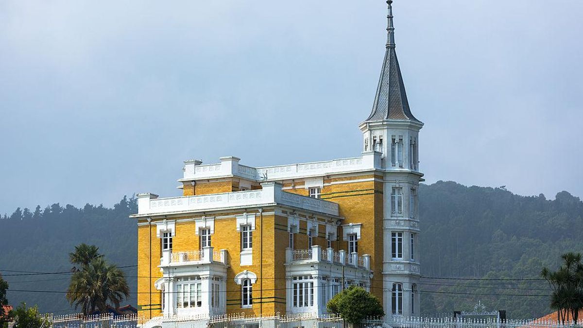 Casa Amarilla, en Somao (Asturias)