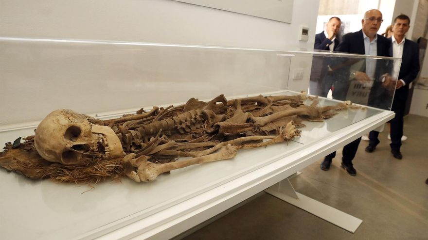 El presidente del Cabildo de Gran Canaria, Antonio Morales, durante la presentación este jueves de los resultados de las nuevas excavaciones en el yacimiento prehispánico de La Fortaleza