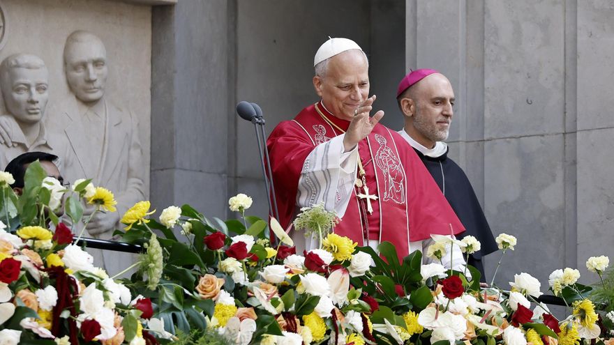 El papa León XIV sale al balcón de la Abadía de Nuestra Señora de Montserrat.