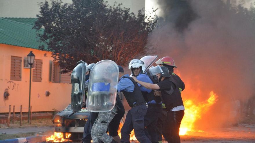 Piedras, vidrios rotos y destrozo de patrulleros en Santa Rosa por el crimen de Lucio Dupuy