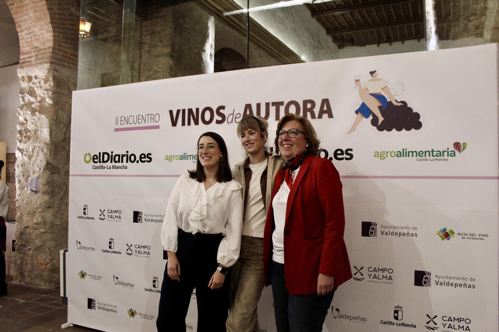 Las enólogas María García, Rocío Torres y la delegada de la Consejería de Agricultura en Ciudad Real, Amparo Bremard
