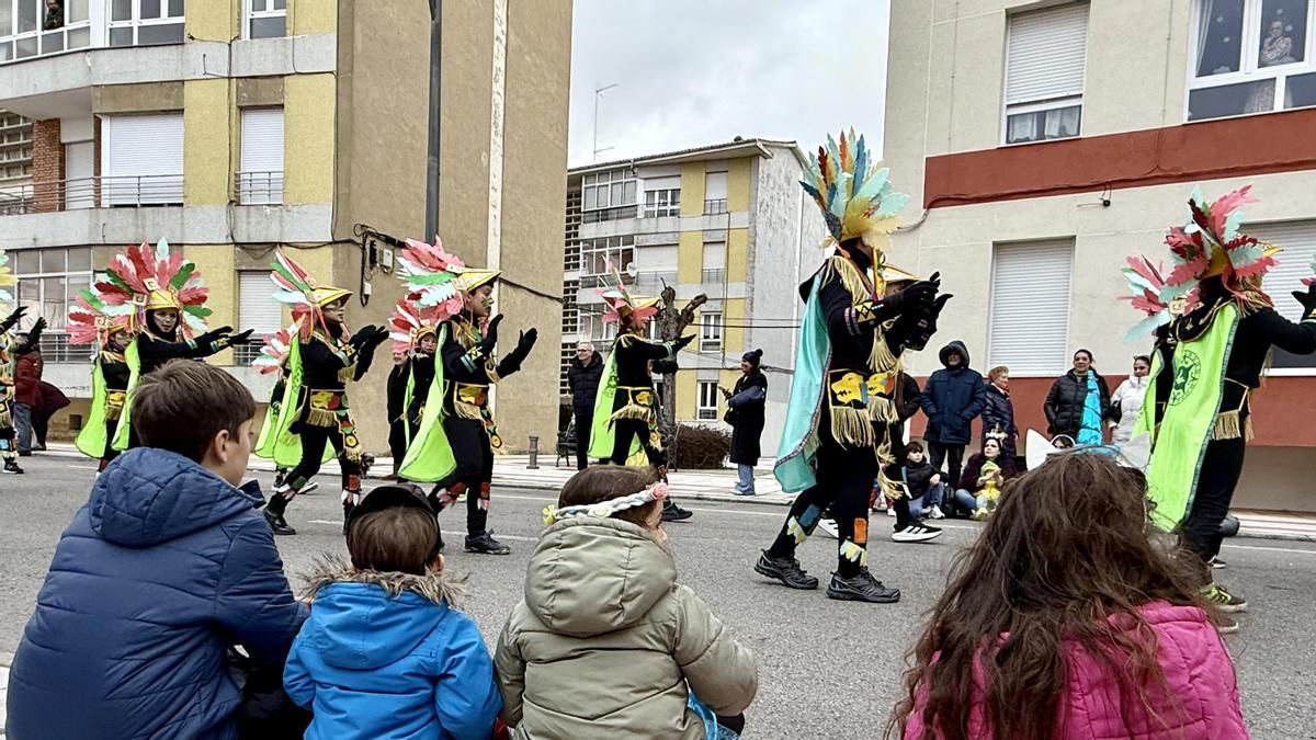 Marcianos, circo y vendedoras de sardinas ponen la fantasía en el Carnaval de San Andrés del Rabanedo