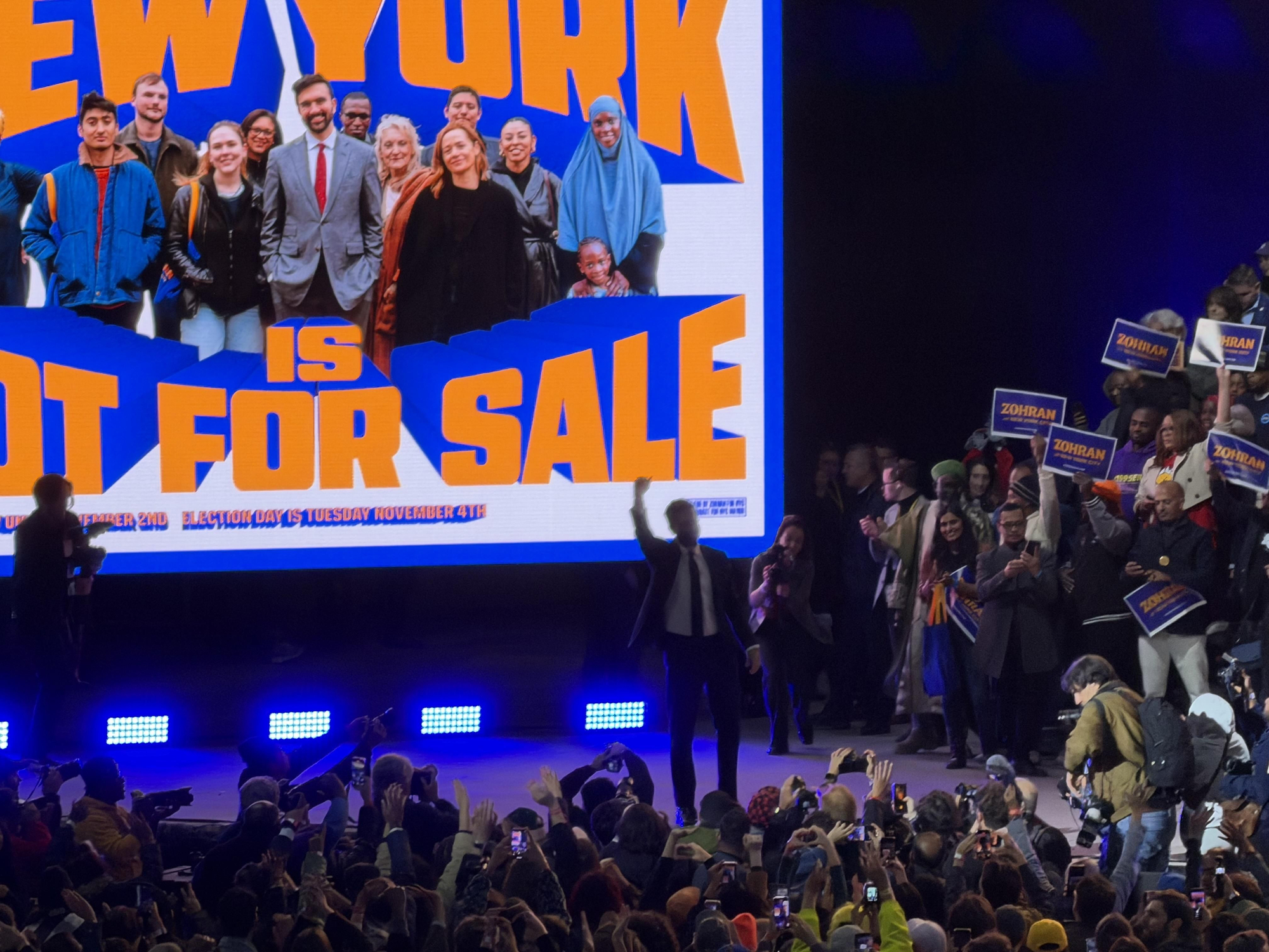 Zohran Mamdani, en el cierre del acto en Queens con Bernie Sanders y Alexandria Ocasio-Cortez, el 26 de octubre de 2025.