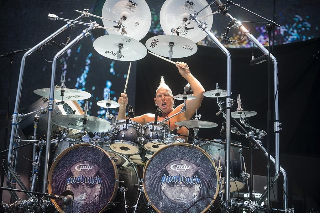 Mike Terrana, batería de Avalach, en plena actuación en Torrelavega. | JOAQUÍN GÓMEZ SASTRE