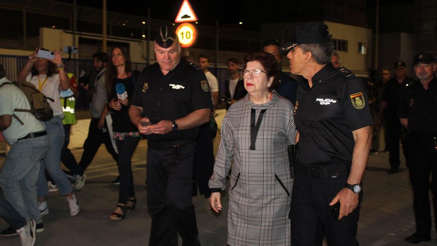 La delegada del Gobierno, Salvadora Mateos con el exjefe de los GEO