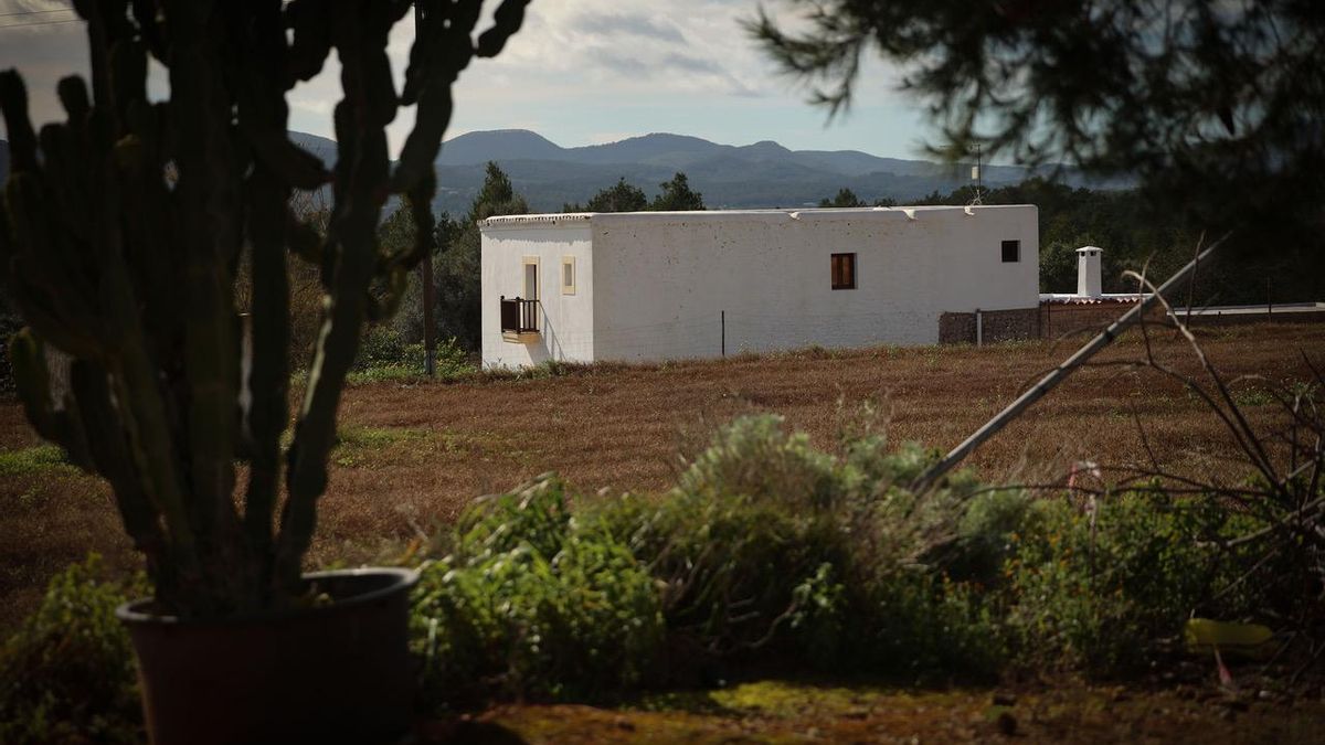 La casa de Can Pau data de finales del siglo XVIII y está anexa a una tienda que vendió frutas y verduras cultivados en la misma finca.