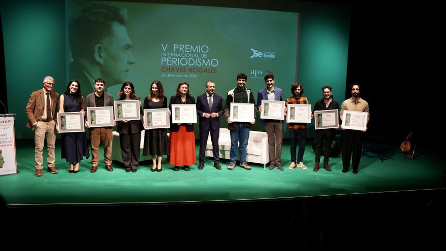 Fotos de familia de los premiados del V Premio Internacional de Periodismo 'Manuel Chaves Nogales'.