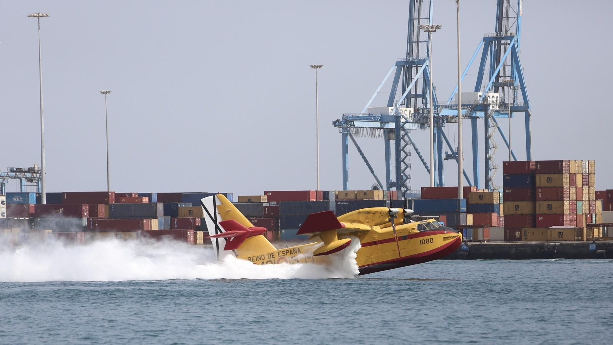 Hidroavión cargando en Las Palmas de Gran Canaria.
