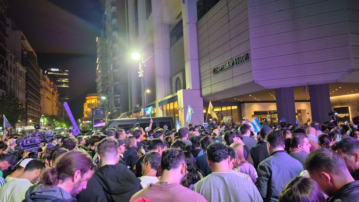 Simpatizantes libertarios se reunieron en el Hotel Libertador para festejar la victoria de Milei.