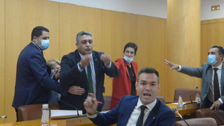 Un momento del pleno en Ceuta que tuvo que ser suspendido por el cruce de reproches entre los grupos