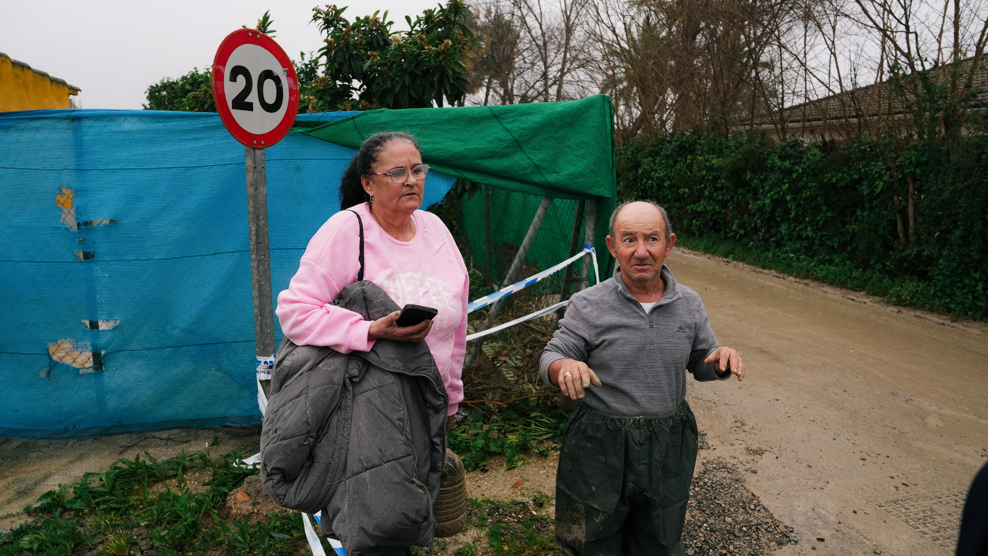 El lodo y el barro, dentro de las parcelas de las calles Perdiz y La Tórtola