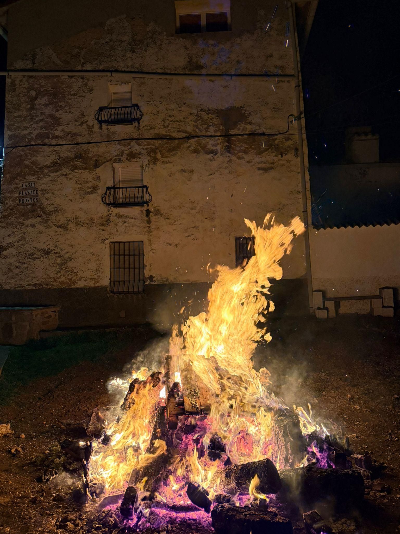 Hoguera realizada por la festividad de San Antón, en la primera actividad de la asociación