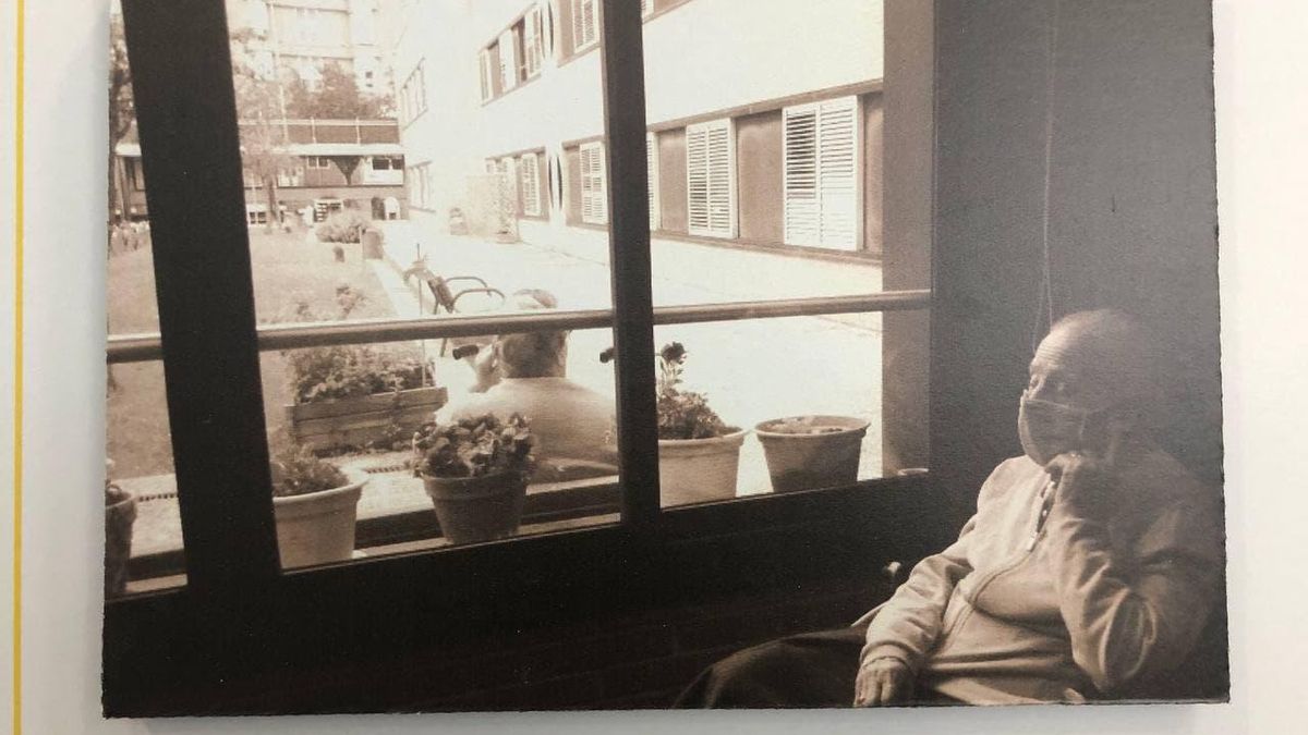 Fotografía de una residente de Ajuria durante el confinamiento por la COVID-19