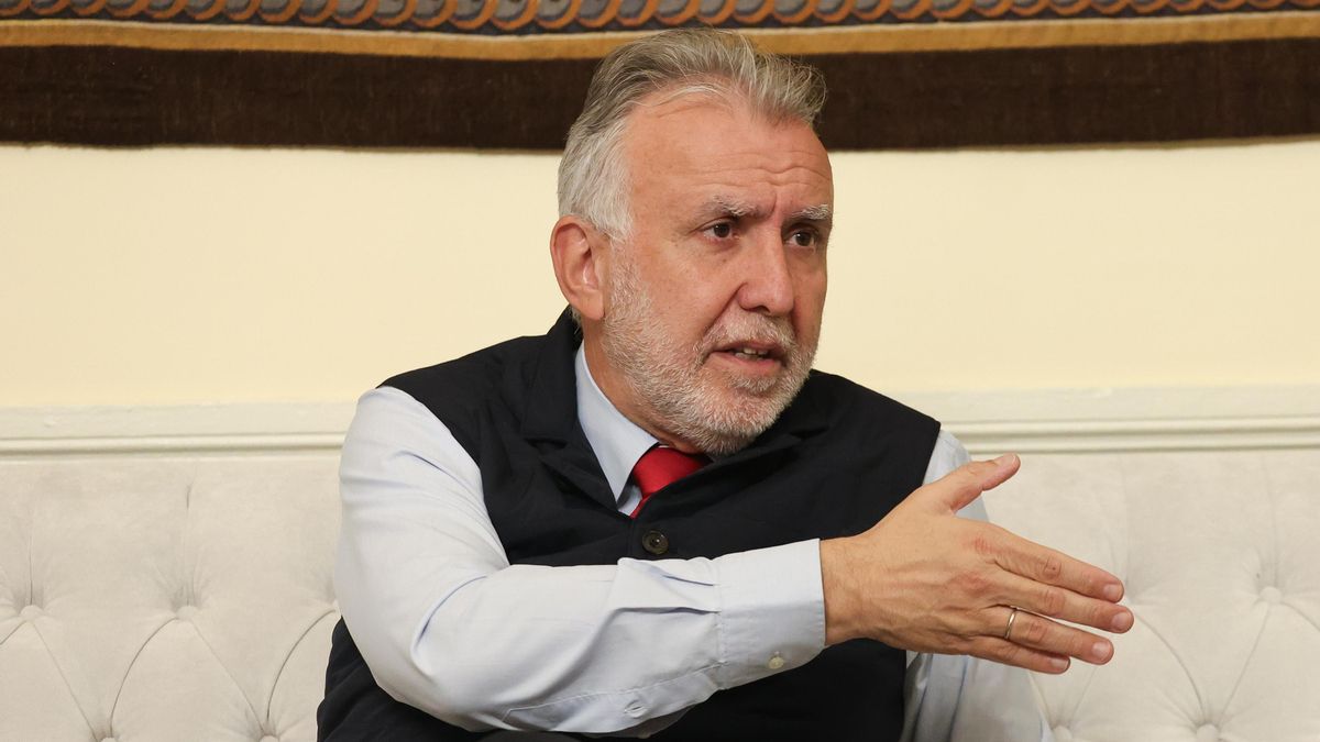 El ministro de Política Territorial y Memoria Democrática, Ángel Víctor Torres, en un momento de la entrevista.