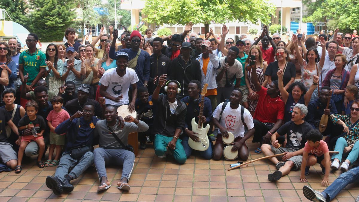Los vecinos después del concierto de los malienses en la Plaza de las Cofradías Donostiarras