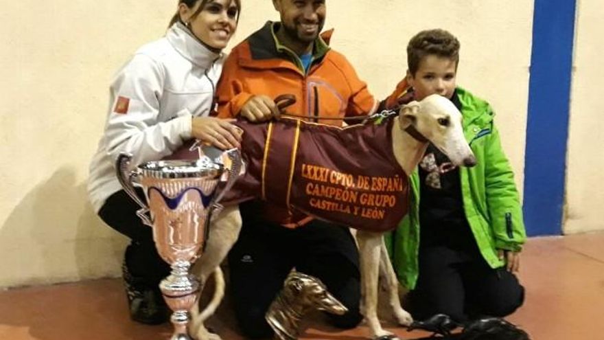Leandro posa con Chaparra, su mujer Rebeca, y su sobrino Hugo.