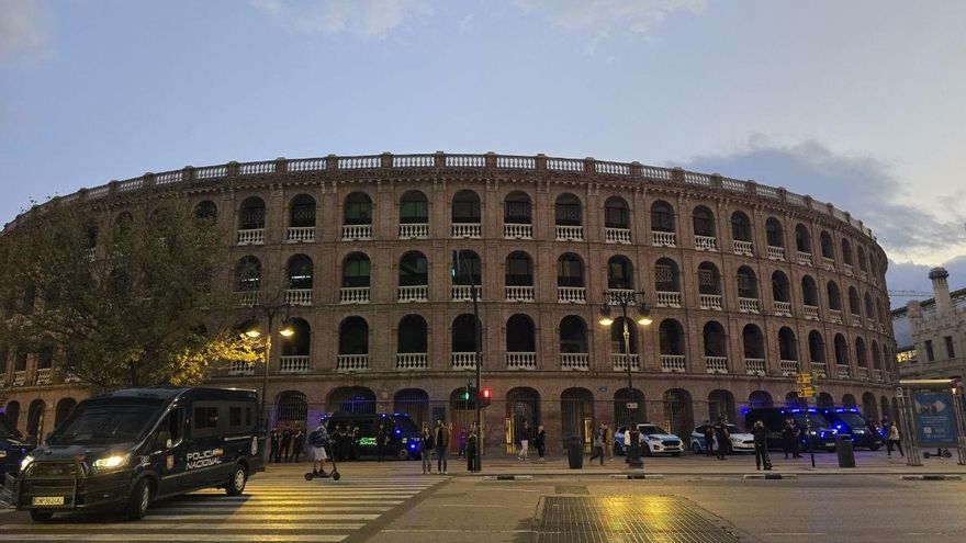 La zona de la plaza de toros de València, blindada por la Policía.