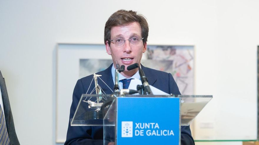 El alcalde de Madrid, José Luis Martínez-Almeida, recoge el premio otorgado a Madrid como mejor destino de turismo MICE del mundo por Periodista Digital, en la Casa de Galicia