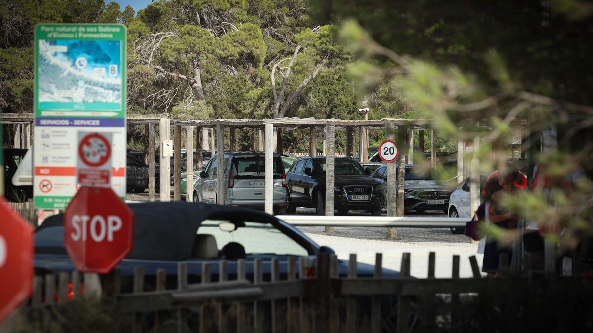 Señalización de acceso al Parque Natural de Ses Salines, un área que espera limitaciones de vehículos para el año 2027.