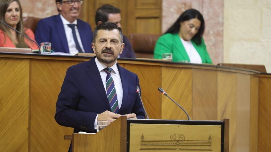 El PP andaluz brinda diálogo para "la legislatura de los consensos absolutos" entre continuos reproches al PSOE