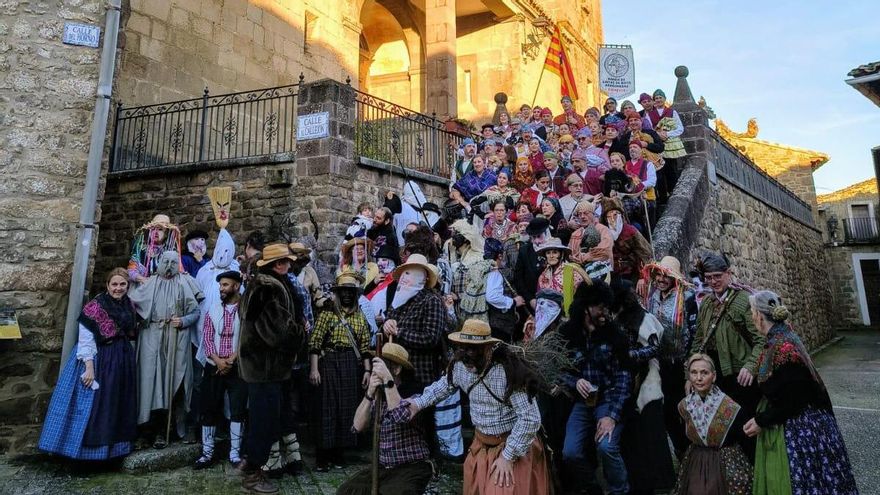 Arraigo, tradición e identidad para combatir la despoblación: el carnaval de Urriés es “un acto incluso de rebeldía”